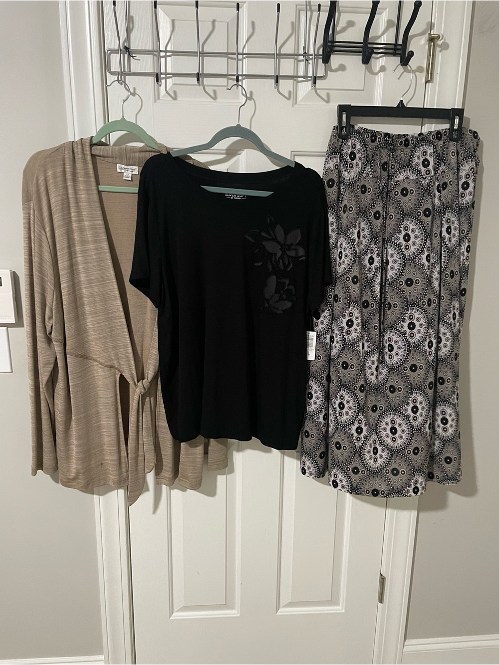 Black Floral Appliqué Short-Sleeve torrid 2x  Top 2x skirt coldwater cardigan